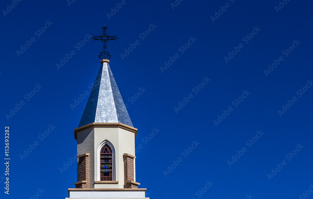 Torre de igreja cristã e céu azul.