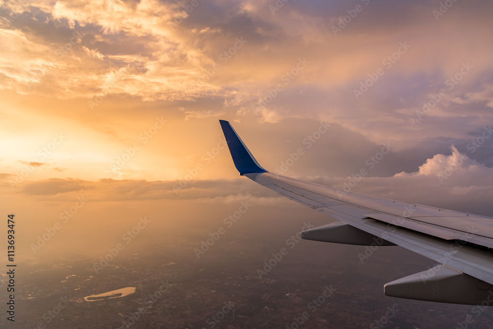 Obraz premium Wing aircraft at cloud sunset