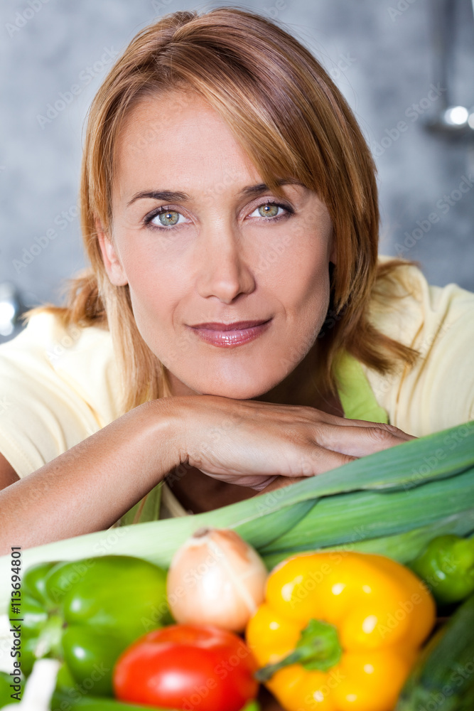 portrait de femme avec des légumes portrait de femme avec des légumes