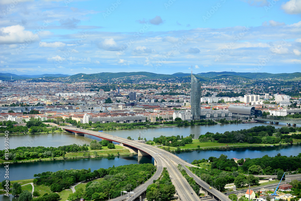 Blick über Wien mit Brigittenauer Brücke