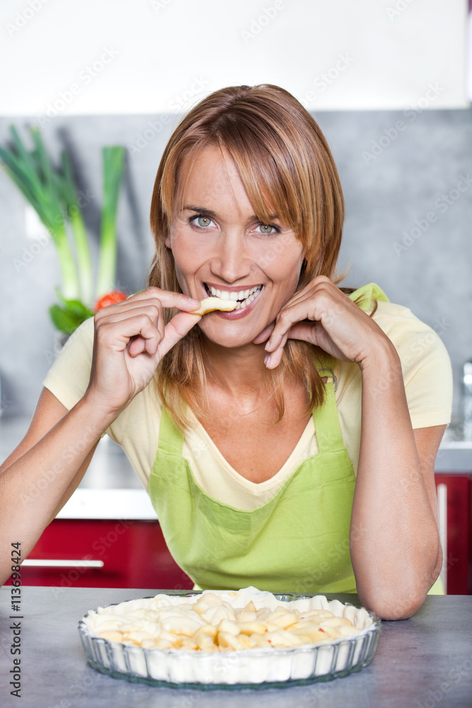 femme souriant préparant une tarte aux pommes femme souriant préparant une tarte aux pommes