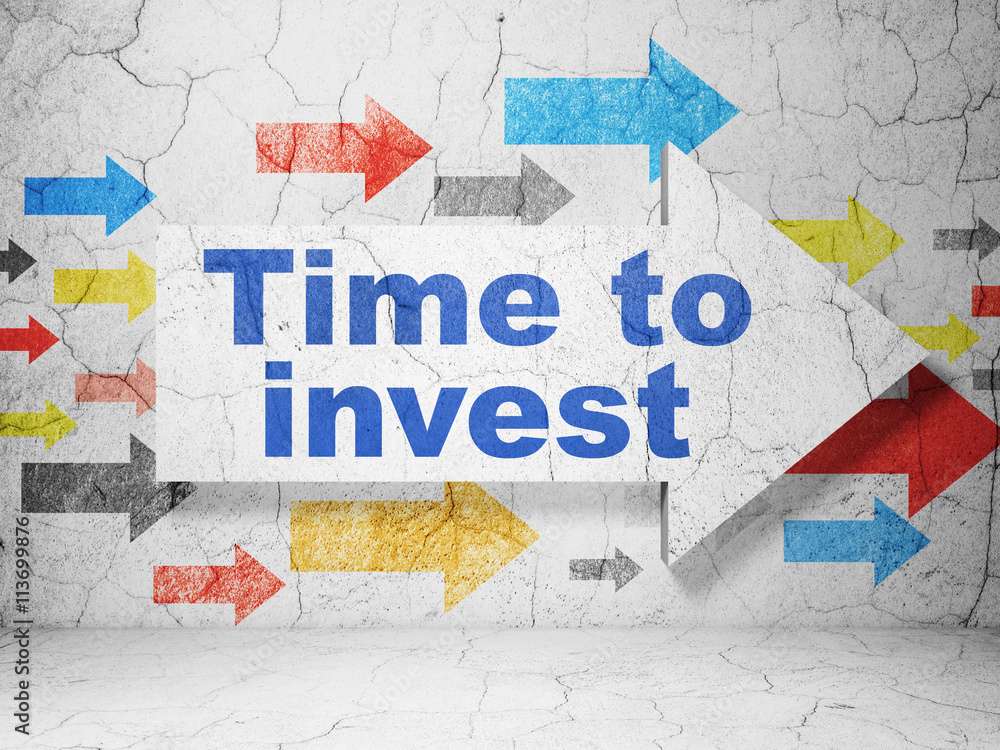 Obraz premium Time concept: arrow with Time To Invest on grunge wall background