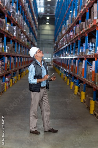 View of worker is looking shelves and holding a clipboard © WavebreakMediaMicro