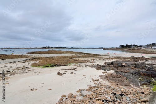 La baie de Port-Blanc à marée basse en Bretagne . France