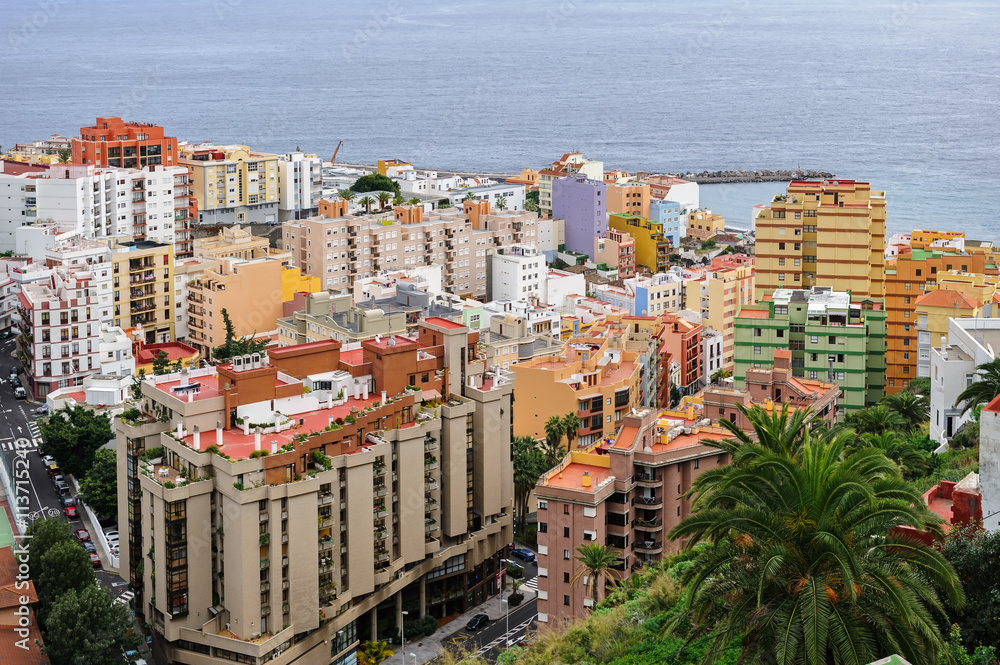 Fototapeta premium View of the colorful city of Santa Cruz located on the Atlantic