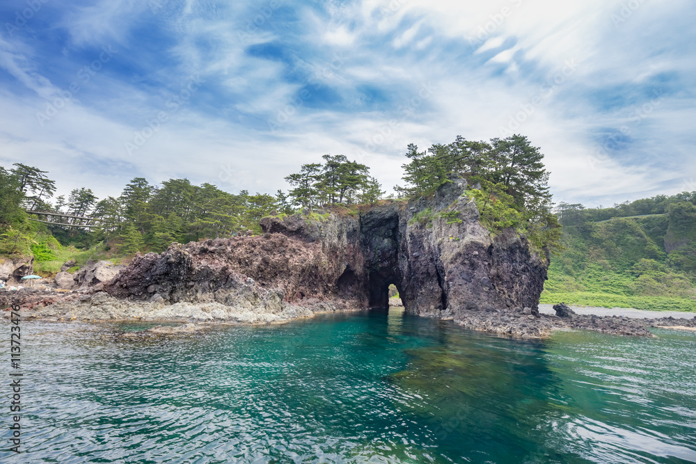 Naklejka premium 遊覧船から見る巌門