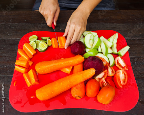 Women's hand cutting fiber diet.