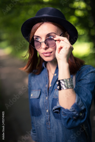 Pretty woman in sunglasses outdoor portrait