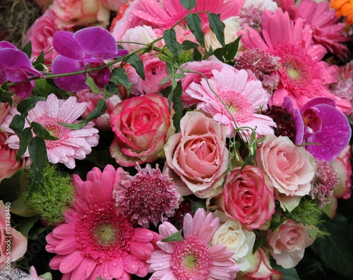 Trauerkranz mit frischen Blumen nach Beerdigung