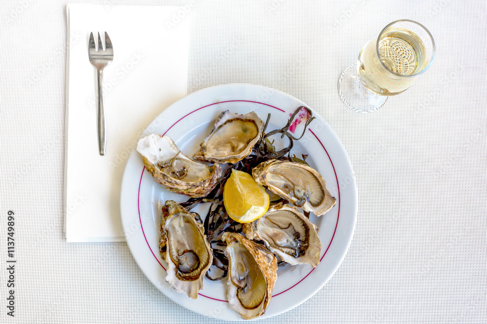 Fresh oysters with white wine Fresh oysters with white wine