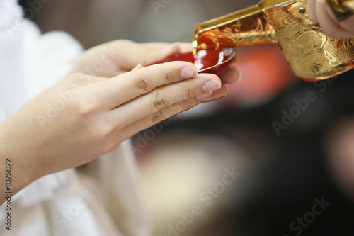 神前式　新婦へお神酒