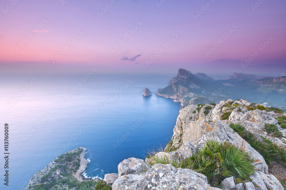 Abendstimmung an der Küste Mallorcas, Felsenküste zum Sonnenuntergang