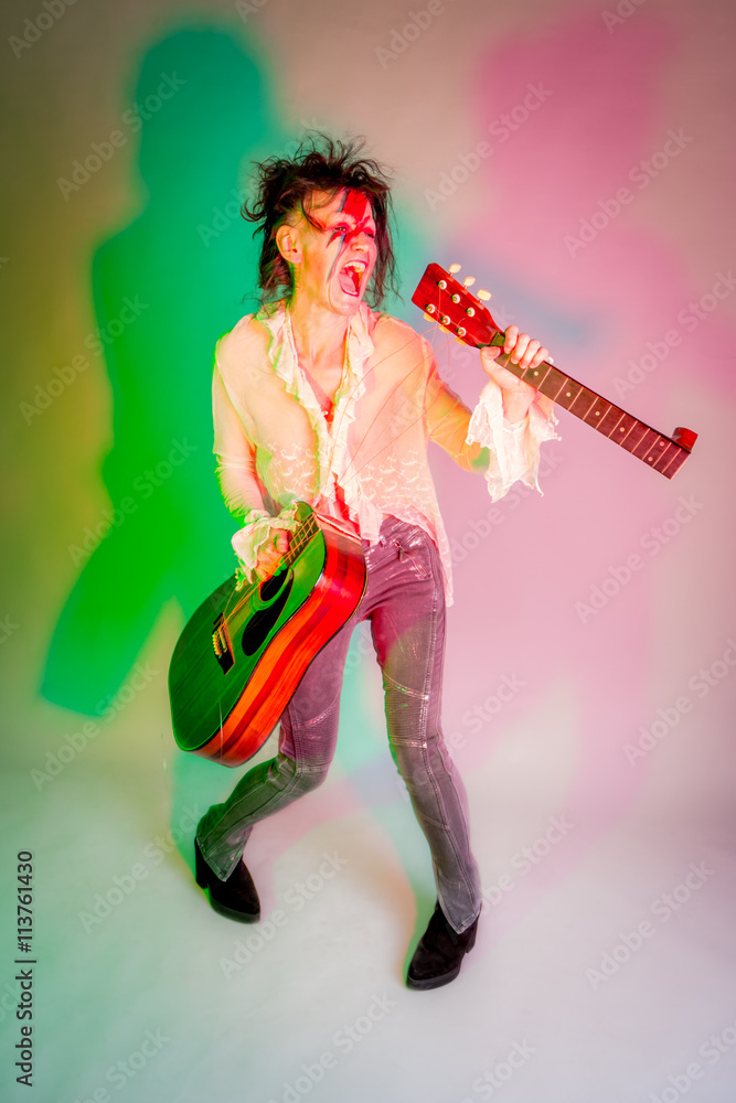 Fototapeta premium Femme et guitare cassée