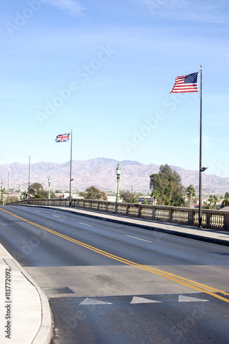 London Brücke Kalifornien  / Die von Robert P. McCulloch nachgebaute London Brücke in Lake Havasu City mit wehenden englischen und amerikanischen Flaggen.