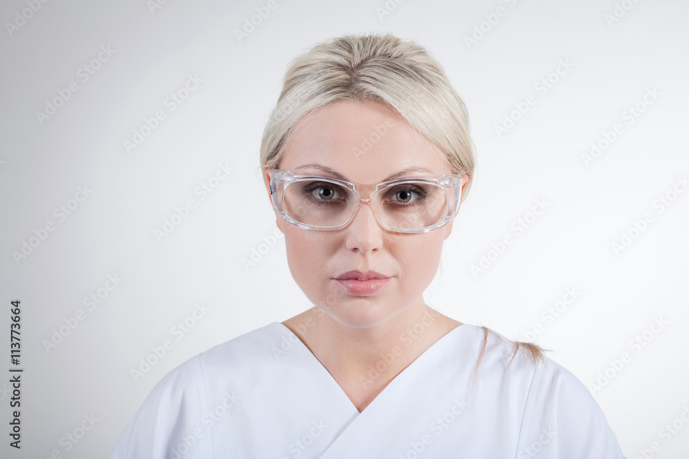 Frau mit Laserschutz Brille Poträt