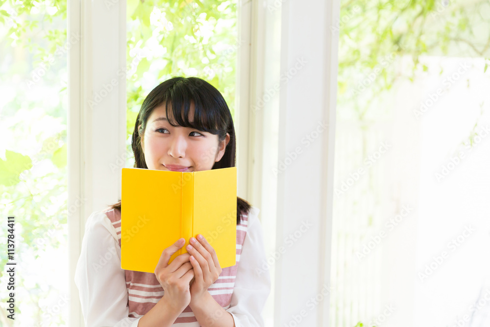 部屋で本を読む女性 部屋で本を読む女性