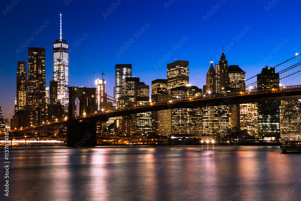 Fototapeta premium NOWY JORK - 10 kwietnia 2016: Widok na Most Brookliński i Nowy Jork na panoramę.