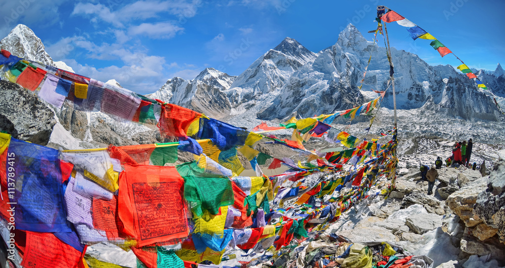 Naklejka premium Widok na Mount Everest i Nuptse z buddyjskimi flagami modlitewnymi z kala patthar w Parku Narodowym Sagarmatha w Himalajach Nepalu