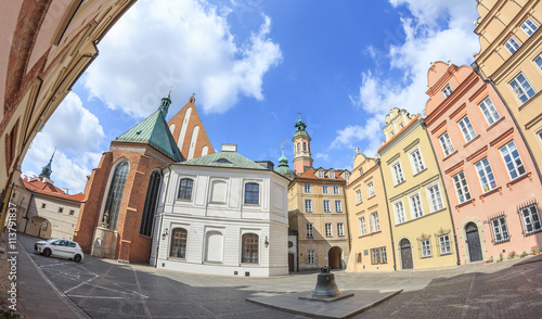 Warszawa, ulica Kanonia na Starym Mieście. Widok w kierunku Archikatedry oraz Kościoła Jezuitów przy Świętojańskiej