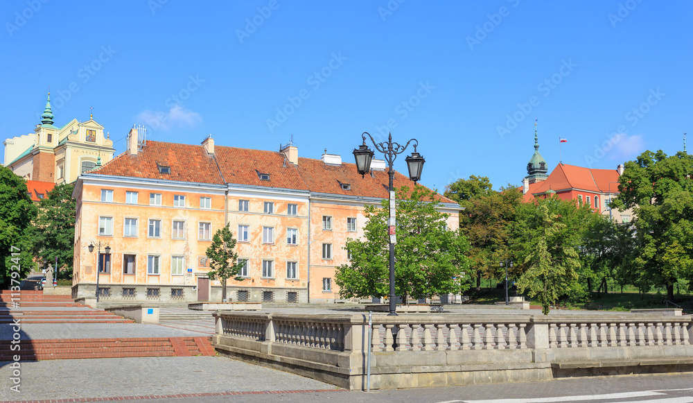 Warszawa, Rynek na Mariensztacie. W tle położony na skarpie Kościół Świętej Anny Warszawa, Rynek na Mariensztacie. W tle położony na skarpie Kościół Świętej Anny