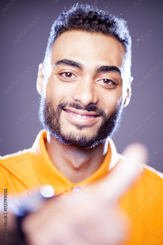 Primer plano de joven mulato con el pulgar alzado Stock Photo | Adobe Stock