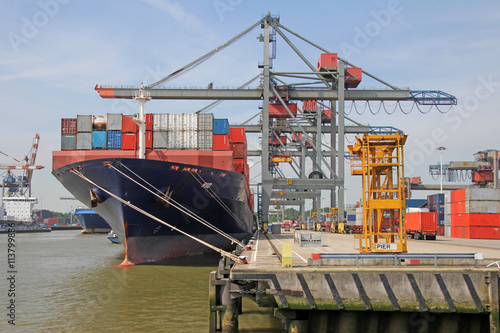 Hafen mit Frachter, Rotterdam, Niederlande photo