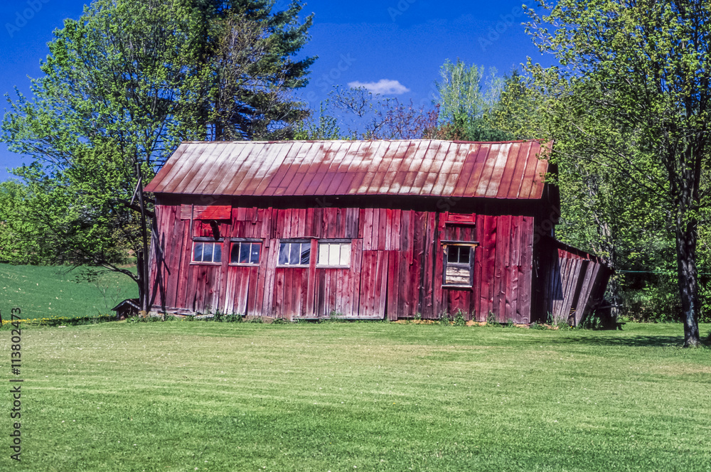 Obraz premium Old red barn in Maine