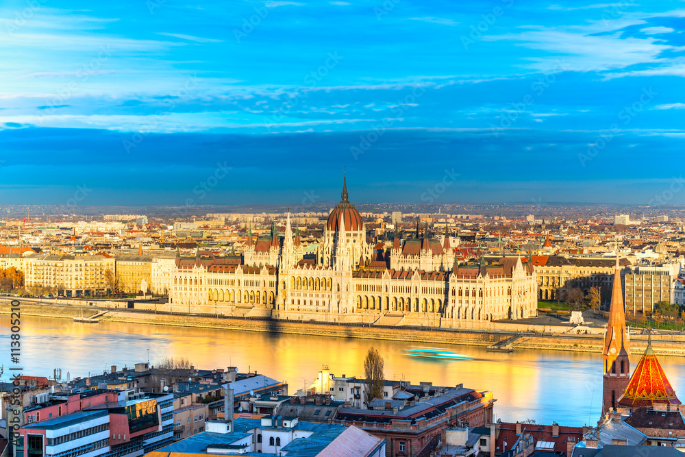 Fototapeta premium Budapest parliament at sunset, Hungary