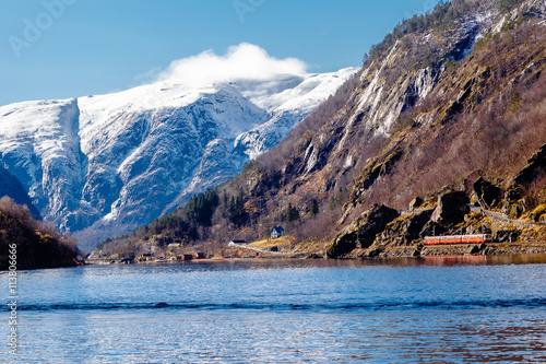 Norweski krajobraz z pociągiem © fotozen