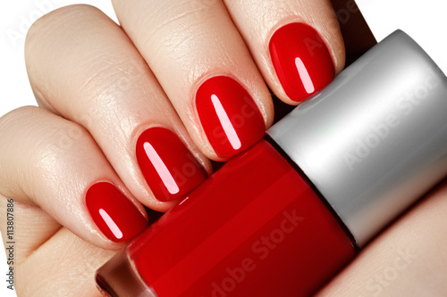 Foto Manicure. Beautiful manicured woman's hands with red nail polish