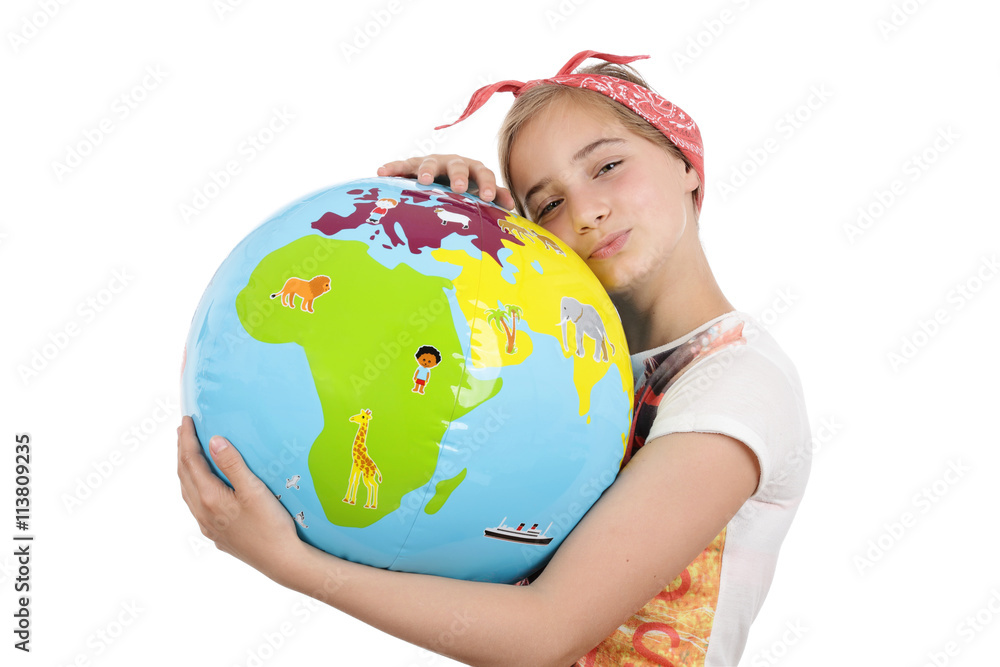 fillette tenant ballon terre