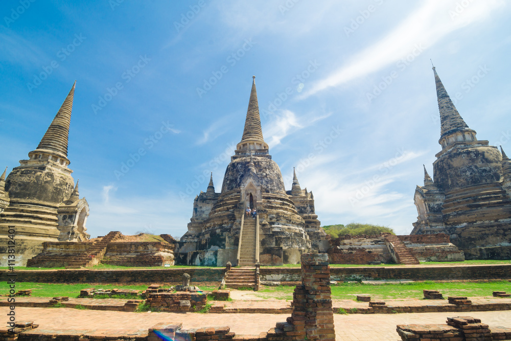 Fototapeta premium Ayutthaya Historical Park stupa under blue sky
