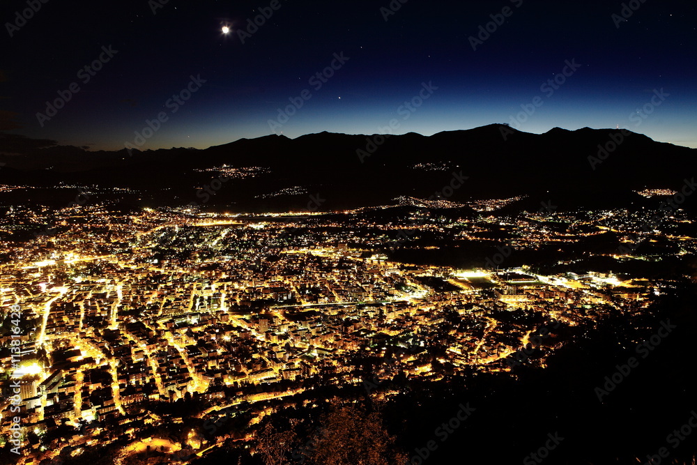 Fototapeta premium Lugano aus der Luft bei Nacht