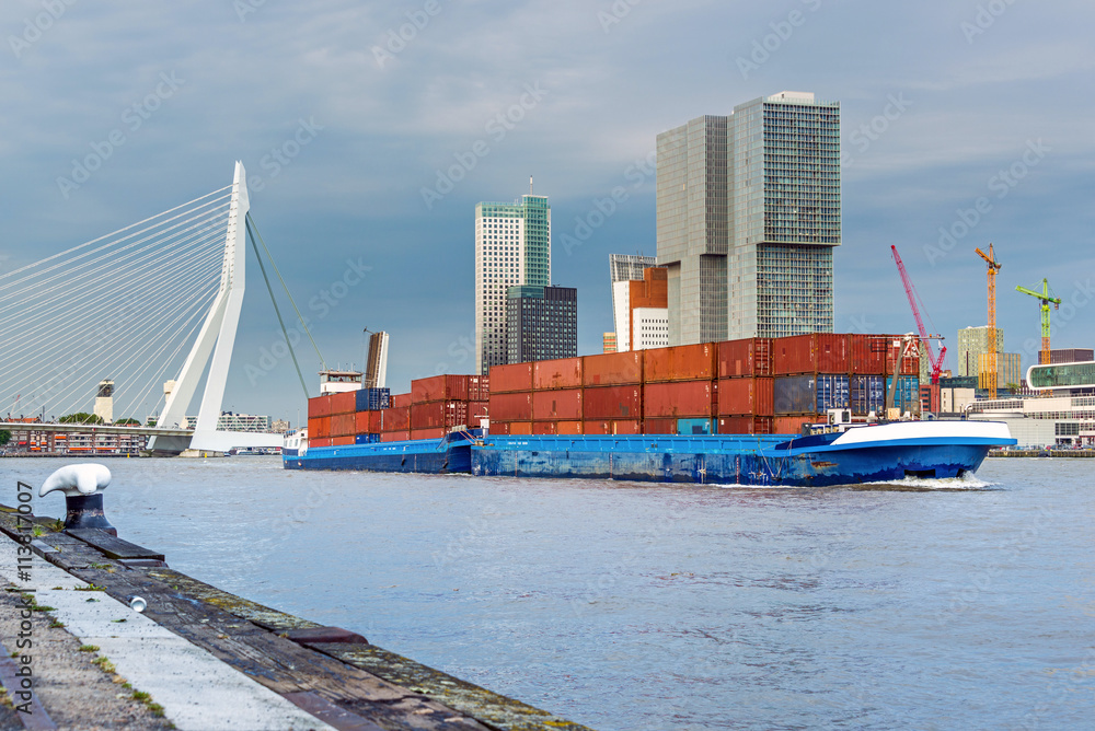 Frachtschiff vor der Skyline von Rotterdam, Holland