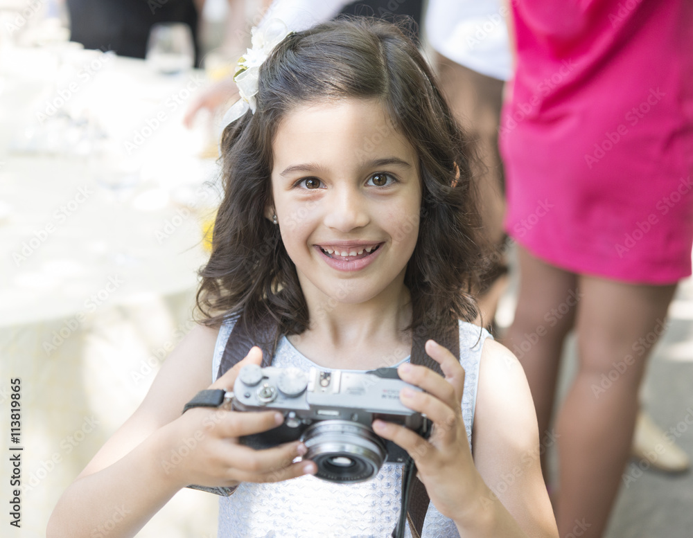 Niña con cámara de fotografía foto de Stock | Adobe Stock