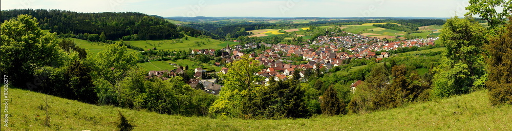 idyllisches Panoramabild von Gültlingen im Nordschwarzwald mit weiter Fernsicht