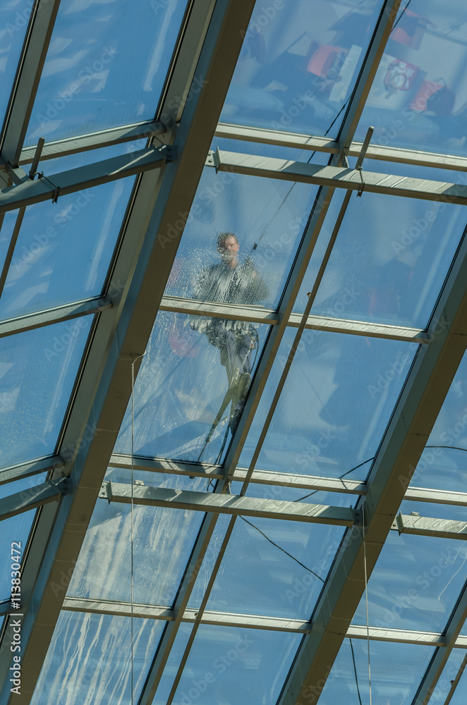 worker washes ok
on on the high-rise building
waiter worker washes ok
on on the high-rise building
waiter