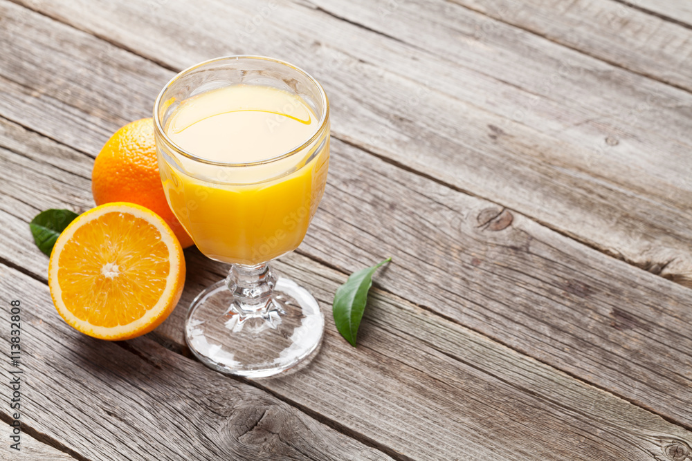 Fototapeta premium Fresh ripe oranges and juice