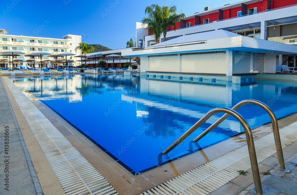 Obraz premium Large swimming pool with bar at a luxury tropical hotel resort