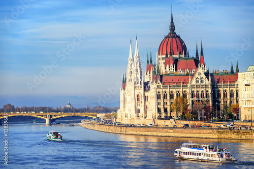 Canvas Print The Parliament building on Danube river, Budapest, Hungary