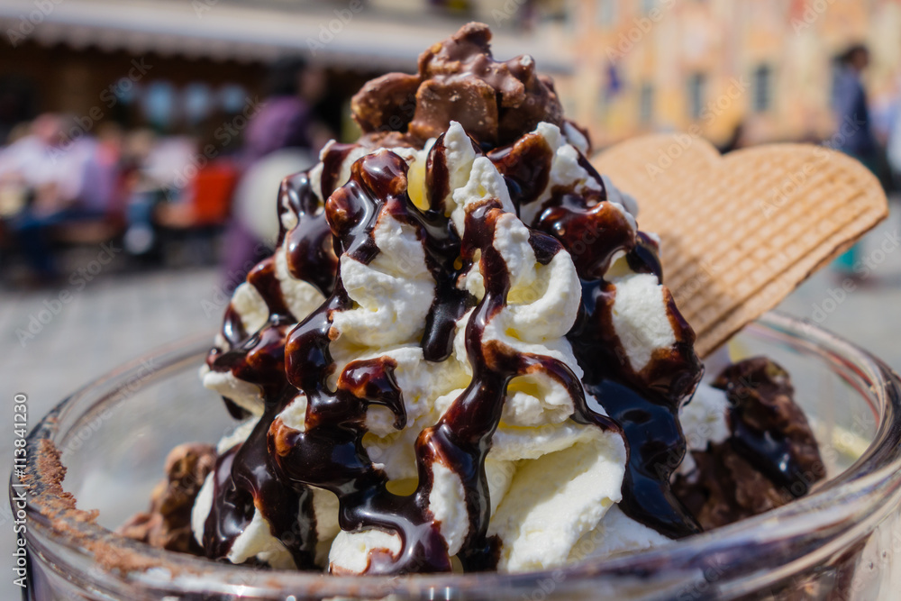 Lecker Eis Essen In Der Nähe Eis essen gehen Stock-Foto | Adobe Stock