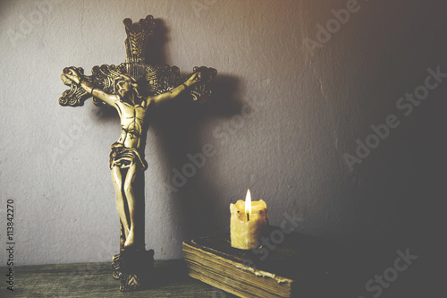 Valokuvatapetti cross,book and candle