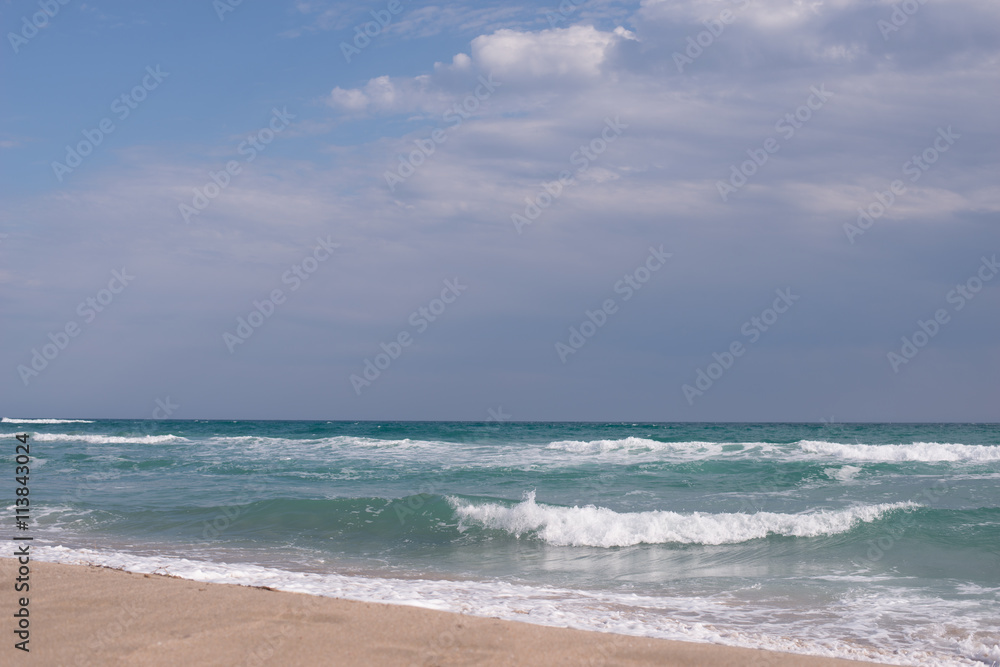 Берег моря, небо и пляж 