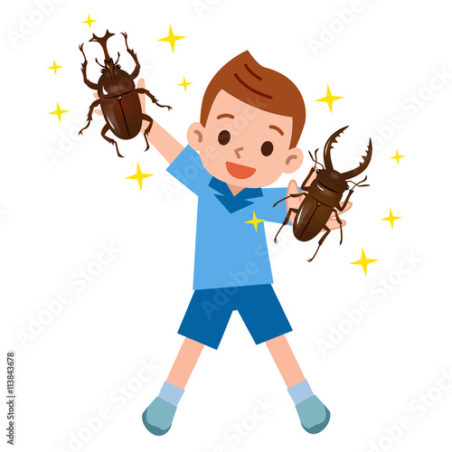 カブトムシとクワガタムシを獲って喜ぶ男の子