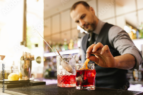 Canvas Print Barman is making cocktail at night club.