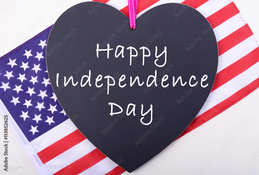 Obraz premium Happy Fourth of July blackboard and flag.