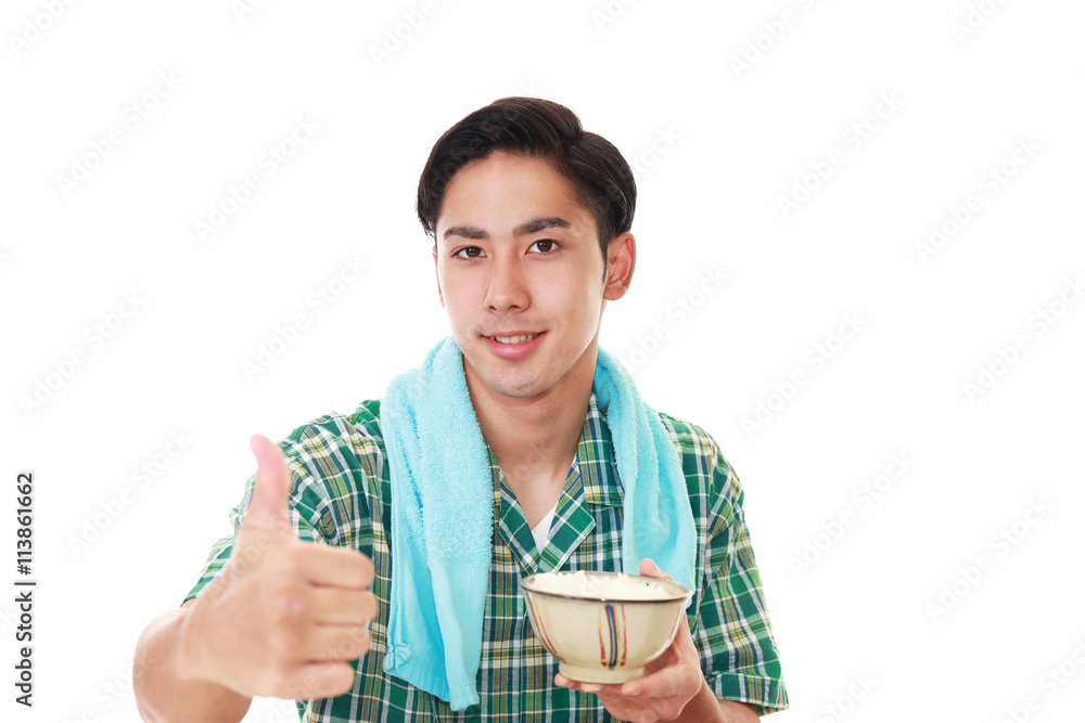 ご飯を食べる男性