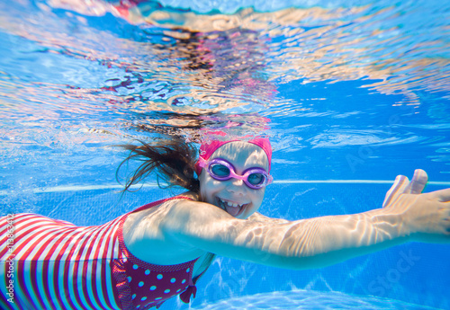 Obraz na plátně girl in swimming pool