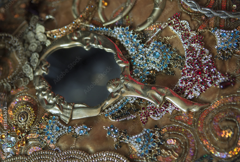 Golden Oriental Jewelry: Antique Mirror and Golden Luxury Access