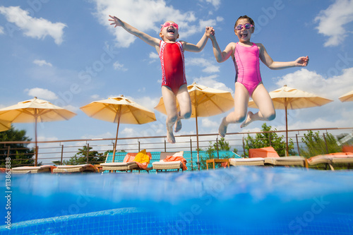 Obraz na płótnie play in swimming pool w salonie